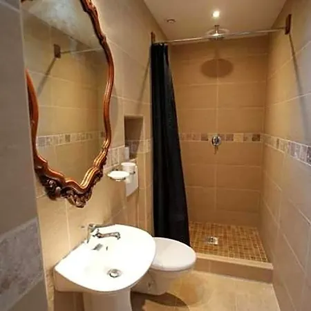Carcassonne Guesthouse 4*